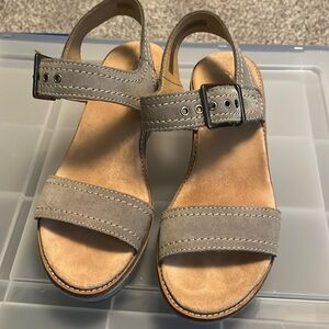 Clarks Women’s Sandal. Color Gray/Green Size 61/2